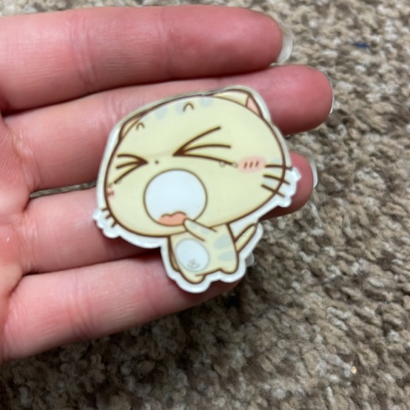 Adorable yawning cat pin - Picture 2 of 4